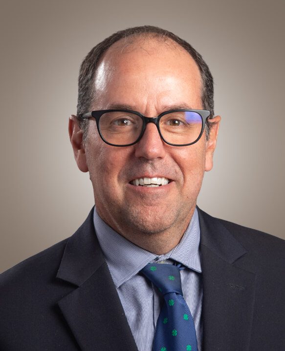 Es profesor y director del área de Dirección de Operaciones y director del Programa de Alta Dirección (AD) en IPADE.